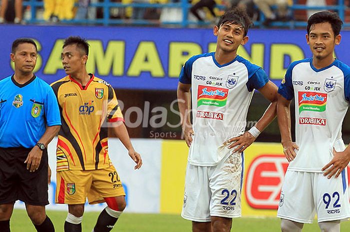   Pemain PSIS Semarang Bayu Nugroho (92) dan Hari Nur Yulianto (22) dalam lanjutan babak penyisihan Grup A Piala Gubernur Kaltim antara Mitra Kukar melawan PSIS Semarang yang berakhir dengan skor 3-1 di Stadion Segiri Samarinda, Kalimantan Timur, Minggu (25/02/2018) sore.  