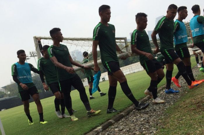 Para pemain timnas U-23 Indonesia dalam sesi latihan di lapangan ABC, Komplek Gelora Bung Karno, Jakarta Pusat pada Kamis (23/8/2018) pagi. 