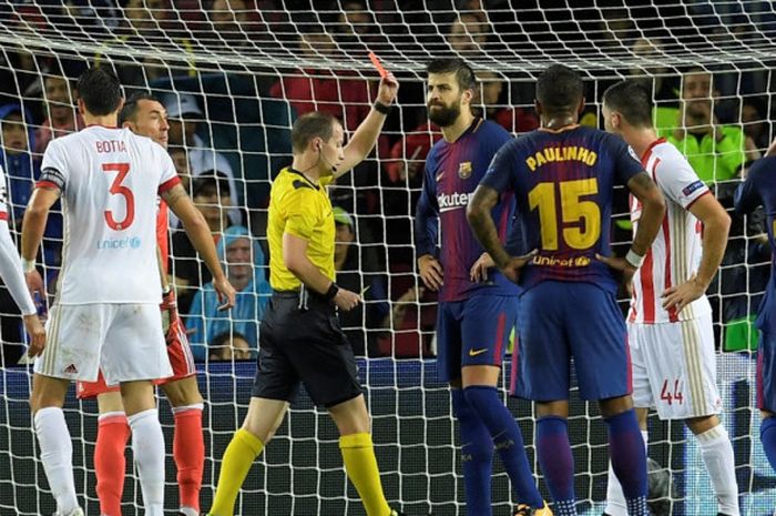 Bek FC Barcelona, Gerard Pique (tengah), menerima kartu merah dalam laga Grup D Liga Champions kontra Olympiacos di Stadion Camp Nou, Barcelona, Spanyol, pada 18 Oktober 2017.