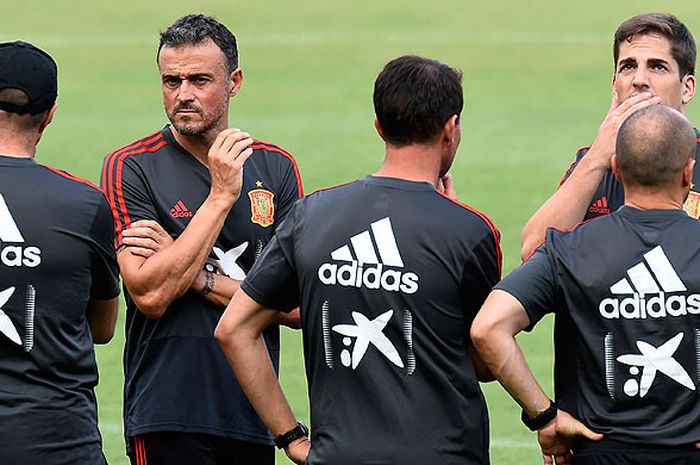 Pelatih timnas Spanyol, Luis Enrique (kedua dari kiri), saat memimpin latihan tim di Stadion Martinez Valero, Elche, pada Rabu (10/9/2018) waktu setempat menjelang laga UEFA Nations League melawan Kroasia.