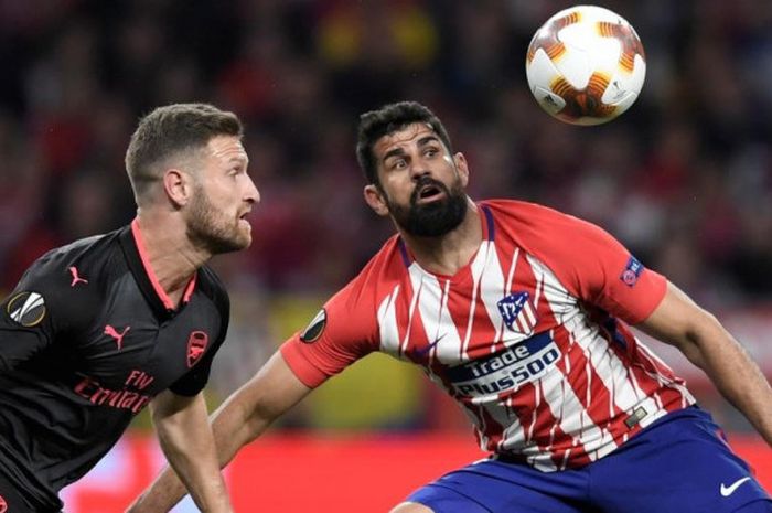 Shkodran Mustafi mengawasi ketat Diego Costa dalam partai Liga Europa antara Atletico Madrid kontra Arsenal di Wanda Metropolitano Stadium, Madrid, 3 Mei 2018.