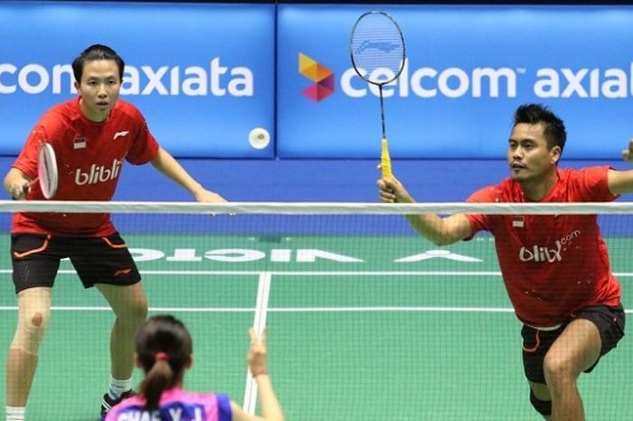 Pasangan ganda campuran Indonesia, Tontowi Ahmad/Liliyana Natsir, mengembalikan kok dari Choi Solgyu/Chae Yoo-jung (Korea Selatan) pada babak perempat final Malaysia Terbuka yang berlangsung di Stadion Perpaduan, Kuching, Jumat (7/4/2017).