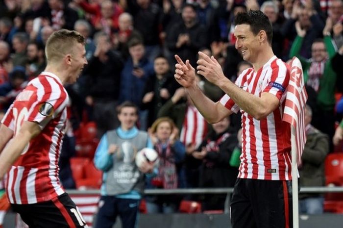 Penyerang Athletic Bilbao, Aritz Aduriz (kanan), merayakan gol ke gawang APOEL Nicosia dalam laga leg pertama babak 32 besar Liga Europa di Stadion San Mames, Bilbao, Spanyol, 16 Februari 2017.