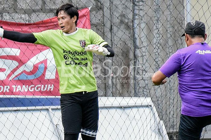 Kiper Bali United, Kadek Wardana, berlatih bersama pelatih kiper, Arjuna Rinaldy, dalam sesi gim int