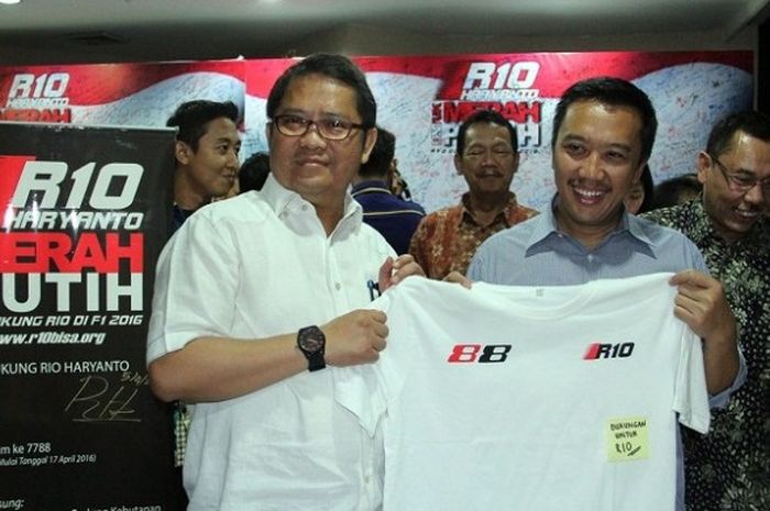 Menpora Imam Nahrawi dan Menkomifo Rudiantara (kiri), berpose saat acara peluncuran layanan SMS Solidaritas R10 Haryanto dan nonton bareng F1 di Theater Mandala Wisma Menpora, Senayan, Jakarta, Minggu (17/4/2016).