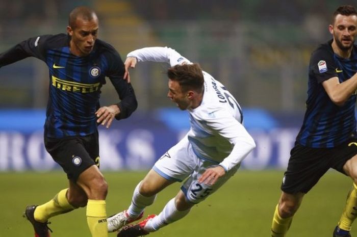 Bek Inter Milan, Joao Miranda, memperebutkan bola dari kaki penyerang Lazio, Cristiano Lombardi, pada laga Serie A di Giuseppe Meazza, Milan, pada 21 Desember 2016.