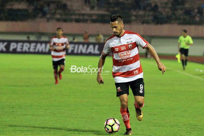 Pemain Madura United, Raphael Maitimo, beraksi pada laga babak perempat final Piala Presiden 2018 kontra Bali United, di Stadion Manahan, Solo, Sabtu (3/2/2018).