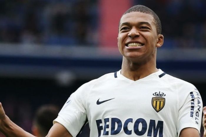 Penyerang AS Monaco, Kylian Mbappe, merayakan gol ke gawang SC Caen pada pertandingan Ligue 1, Minggu (19/3/2017). 