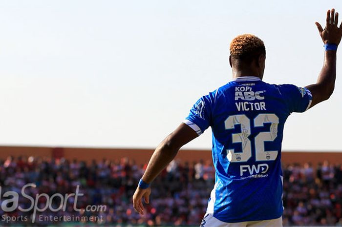    Bek Persib Bandung, Victor Igbonefo, saat tampil melawan Madura United pada pekan ketujuh Liga 1 2018 di Stadion Gelora Ratu Pamellingan Pamekasan, Jawa Timur, Jumat (04/05/2018) sore.   