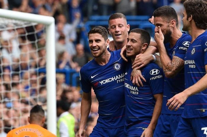 Para pemain Chelsea merayakan gol Eden Hazard (tengah) ke gawang Cardiff City dalam partai Liga Inggris di Stadion Stamford Bridge, London, 15 September 2018.