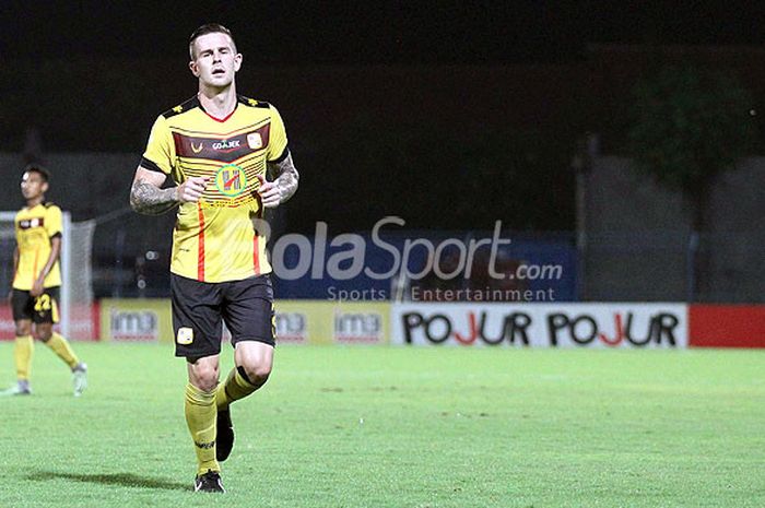 Pemain bertahan Barito Putera, Aaron Evans, saat tampil melawan Madura United dalam laga pekan ke-33 Liga 1 di Stadion Gelora Bangkalan, Jawa Timur, Minggu (05/11/2017) malam.