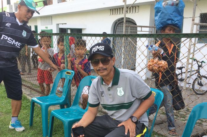 Pelatih PSMS Medan, Djadjang Nurdjaman dan asistennya, Edi Syahputra di Stadion Kebun Bunga, Kota Medan.  