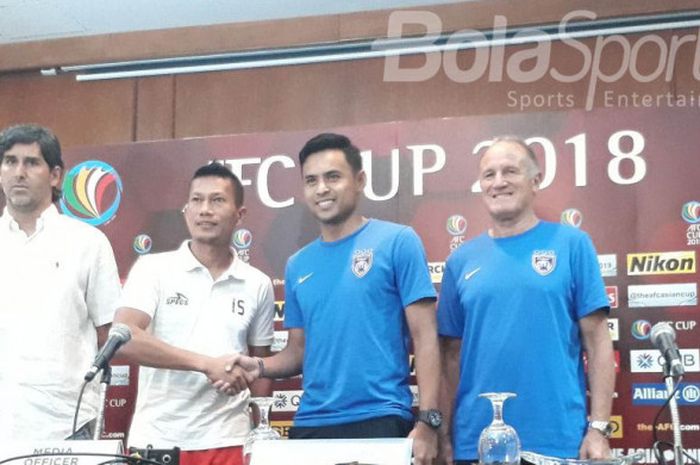    Pelatih Persija Jakarta, Sfefano Cugurra, bersama dengan Ismed Sofyan dan pelatih Johor Darul Takzim, Raul Longhi, dan Aidil Zafuan di Hotel Sultan, Senayan, Jakarta Pusat, Senin (9/4/2018).   