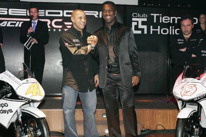 Clarence Seedorf dan Roberto Carlos saat presentasi tim Seedorf RC3 Racing.