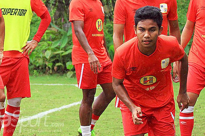 Pemain Barito Putera, Muhammad Rafi Syarahil (kanan), melakukan pemanasan sebelum timnya melakoni laga uji coba melawan Malang United di Lapangan Agrokusuma Batu, Jawa Timur (07/02/2018) Rabu sore.