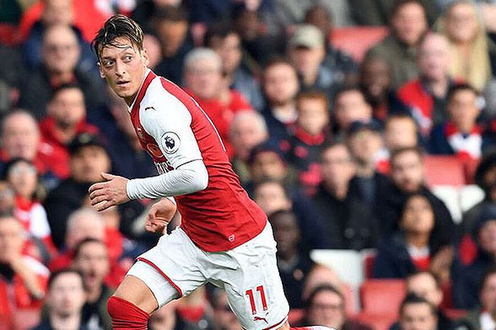 Aksi gelandang Arsenal, Mesut Oezil, saat tampil melawan Swansea City dalam laga lanjutan Liga Inggris 2017-2018 di Stadion Emirates, London, pada 28 Oktober 2017.