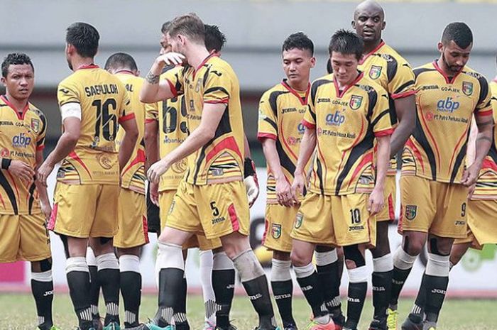 Para pemain Mitra Kukar pada laga Liga 1 musim 2017. 