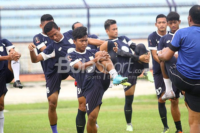 Pemain Persela Lamongan menjalani latihan di Stadion Surajaya Lamongan, Sabtu (6/1/2017).