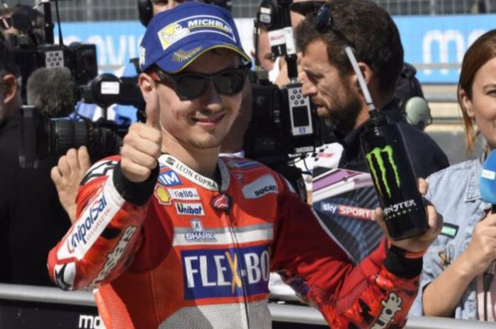 Ekspresi Jorge Lorenzo setelah mendapatkan posisi kedua di sesi kualifikasi pada hari Sabtu (23/9/2017).