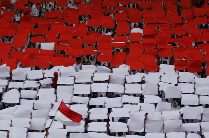 Laiknya suporter sepak bola, koreografi membentuk Sang Merah Putih juga tampak di tribune Stadion Moch Subroto pada peringatan Haornas 2017, Sabtu (9/9/2017). 