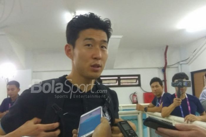 Bintang timnas U-23 Korsel, Son Heung-min saat menjawab pertanyaan wartawan di Mixed Zone Stadion Pakansari, Bogor, Rabu (29/8/2018).