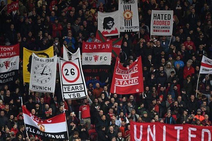 Para fans Manchester United menunjukkan dukungannya kepada tim dalam pertandingan Premier League 2016-2017 menghadapi Liverpool di Stadion Old Trafford, Manchester, Inggris, pada 15 Januari 2017.