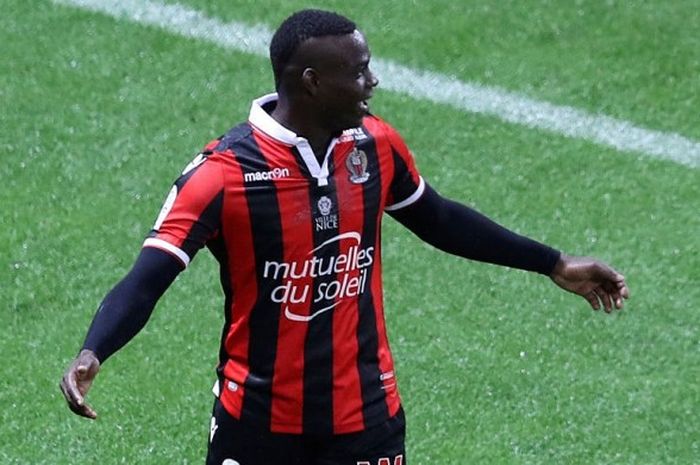 Gestur penyerang Nice, Mario Balotelli, dalam partai Ligue 1 lawan Olympique Lyon di Allianz Riviera, Nice, 14 Oktober 2016.