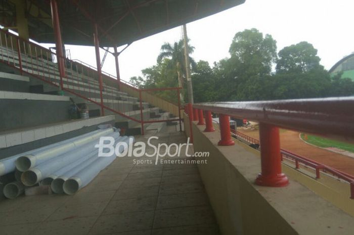 Kondisi tribune Stadion PTIK terkini yang dalam sedang proses pembenahan agar lolos verifikasi PT LIB, Selasa (17/4/2018).