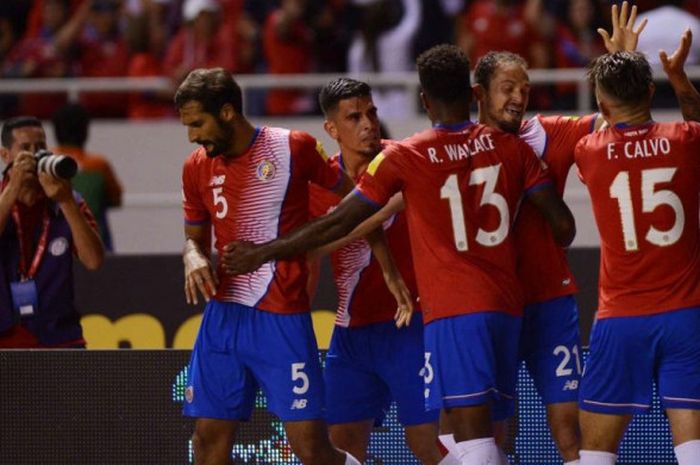 Para pemain Kosta Rika merayakan gol mereka ke gawang Meksiko dalam duel Kualifikasi Piala Dunia 2018 di San Jose, 5 September 2017.