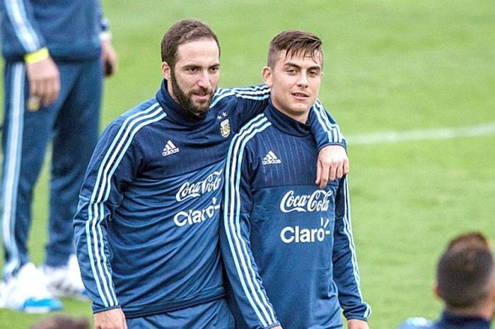  Penyerang tim nasional Argentina, Gonzalo Higuain (kiri) dan Paulo Dybala, saat mengikuti latihan di kota Lima pada 6 Oktober 2016, sebagai persiapan menghadapi Peru dalam laga kualifikasi Piala Dunia 2018 zona Amerika Selatan. 