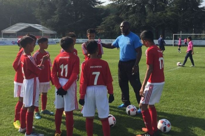 Pelatih Jacksen F. Tiago memimpin skuat U-12 Indonesia berlatih di kompleks olahraga bertaraf internasional, Marcel Bec, di Paris.