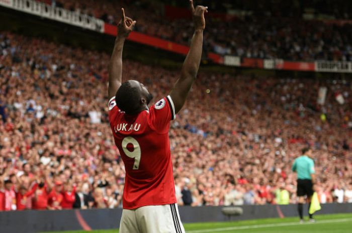 Striker Manchester United, Romelu Lukaku, melakukan selebrasi seusai menjebol gawang West Ham United di Old Trafford, Minggu (13/8/2017)