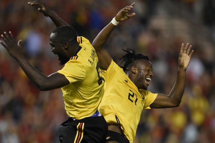 Selebrasi striker tim nasional Belgia, Michy Batshuayi (kanan) dan Romelu Lukaku saat merayakan gol yang berhasil dicetak ke gawang Kosta Rika dalam laga uji coba di Stadion King Baudouin, Brussels, Belgia, pada Senin (11/6/2018).