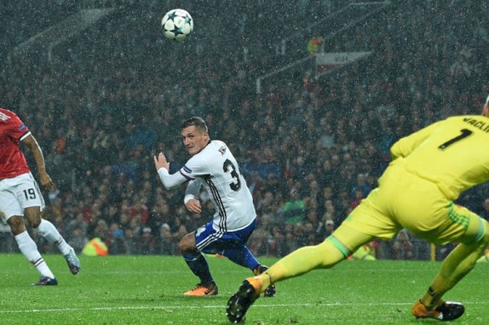 Striker Manchester United, Marcus Rashford (kiri), mencetak gol ke gawang Basel dalam laga Grup A Liga Champions di Stadion Old Trafford, Manchester, Inggris, pada 12 September 2017.