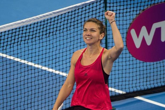 Petenis tunggal putri dari Rumania, Simona Halep, melakukan selebrasi setelah menngalahkan Maria Sharapova (Rusia) pada babak ketiga turnamen China Terbuka di Beijing, Rabu (4/10/2017)..