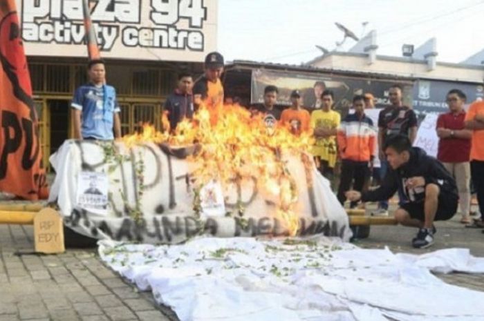 Sejumlah suporter Sepak Bola Indonesia, kota Samarinda membakar miniatur keranda jenazah menuntut Revolusi PSSI dibawah Pimpinan Edy Rahmayadi, di Stadion Segiri jalan Kusuma Bangsa Kota Samarinda Kalimantan Timur pada Sabtu (6/10/2018). 