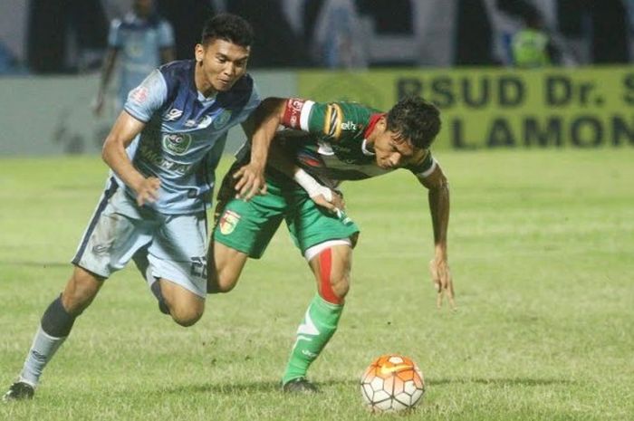 Striker Persela, Dendy Sulistiawan (kiri) berebut bola dengan bek Mitra Kukar, Zikri Akbar.