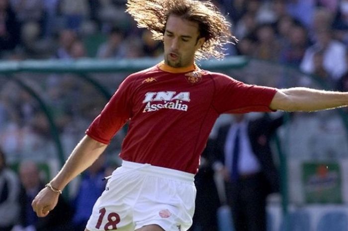 Gabriel Batistuta melepaskan tembakan dalam laga Liga Italia antara AS Roma vs Vicenza di Stadio Olimpico Roma, 22 Oktober 2000.