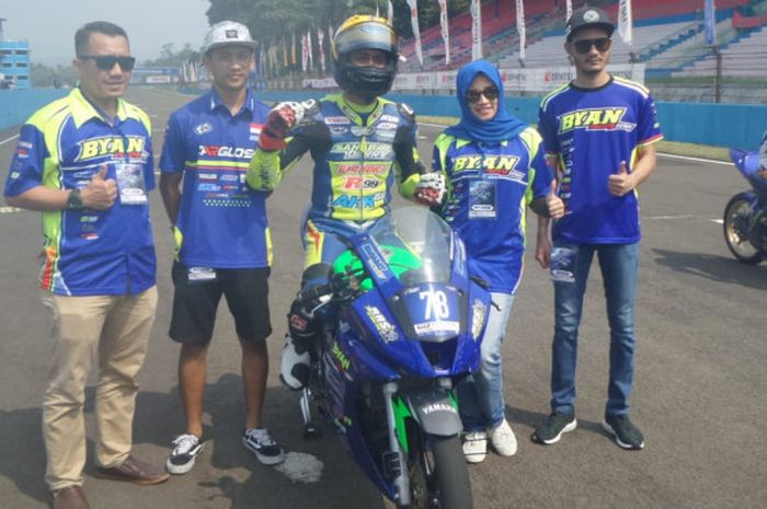 Pebalap asal Kepulauan Riau, Arief Kurniawan, hendak menjalani balapan seri ke-4 Yamaha Sunday Race (YSR) 2018 kelas Sport 150cc Pro, di Sirkuit Internasional Sentul, Kabupaten Bogor, Jawa Barat, Minggu (12/8/2018).