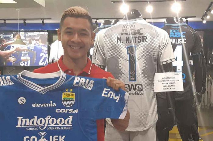 Pesilat peraih medali emas Asian Games 2018, Hanifan Yudani Kusumah, berkunjung ke gerai Persib Merchandise Store, Kamis (13/9/2018).