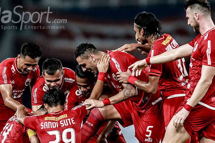                        Pemain Persija Jakarta merayakan gol yang dicetak Rohit Chand saat melawan Borneo FC dalam laga pekan keempat Liga 1 2018 di Stadion Utama Gelora Bung Karno, Sabtu (14/4/2018) malam.                                  