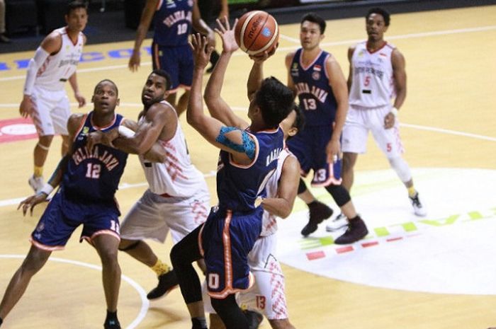 Para pemain Pelita Jaya Basketball dan Bank BPD DIY Bima Perkasa Jogja tampil pada laga seri kelima IBL 2017-2018 di DBL Arena Surabaya, Minggu (21/1/2018).