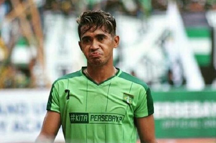 Sidik Saimima ketika masih memperkuat Persebaya Surabaya.