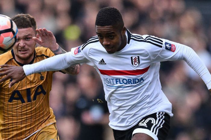 Pemain Fulham, Ryan Sessegnon (kanan), saat berhadapan dengan bek Tottenham Hotspur, Kieran Trippier, pada babak kelima Piala Liga inggris, 19 Februari 2017.