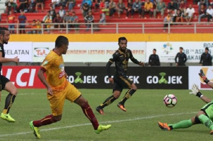 TRIBUNSUMSEL.COM, PALEMBANG - Alberto Goncalvez, striker Sriwijaya FC, pada laga Sriwijaya FC versus Borneo FC di Stadion Gelora Sriwijaya Jakabaring Palembang, Sabtu (22/4/2017). 