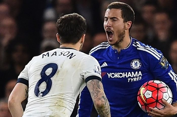 Eden Hazard dalam laga derbi London melawan Tottenham Hotspur  di Stamford Bridge pada 2 Mei 2016. 