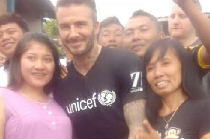 David Beckham ditempel dua wanita dan sejumlah pria di belakangnya saat blusukan ke Pancursari, Jangli, Tembalang, Semarang, Selasa (27/3/2018).