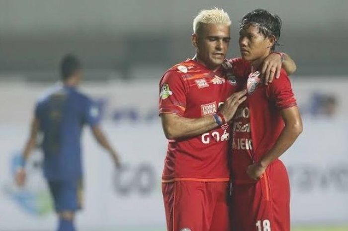 Striker Arema FC, Cristian Gonzales menenangkan gelandang Adam Alis (kanan) saat membela timnya kontra tuan rumah Persib pada laga pembuka Liga 1 musim 2017 di Stadion GBLA, Kota Bandung, 15 April 2017. 