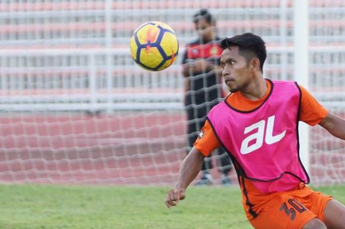 Winger asal Indonesia yang membela Kedah FA, Andik Vermansah dalam sesi latihan timnya di Stadion Darulaman, Alor Setar, Selasa (20/2/2018) sore. 