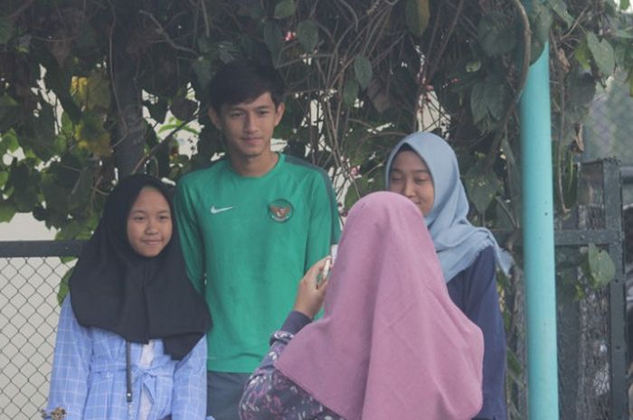 Striker timnas U-19 Indonesia, Hanis Saghara Putra, dirubung fan seusai latihan di Stadion Universitas Negeri Yogyakarta (UNY), Rabu (27/6/2018) pagi WIB.